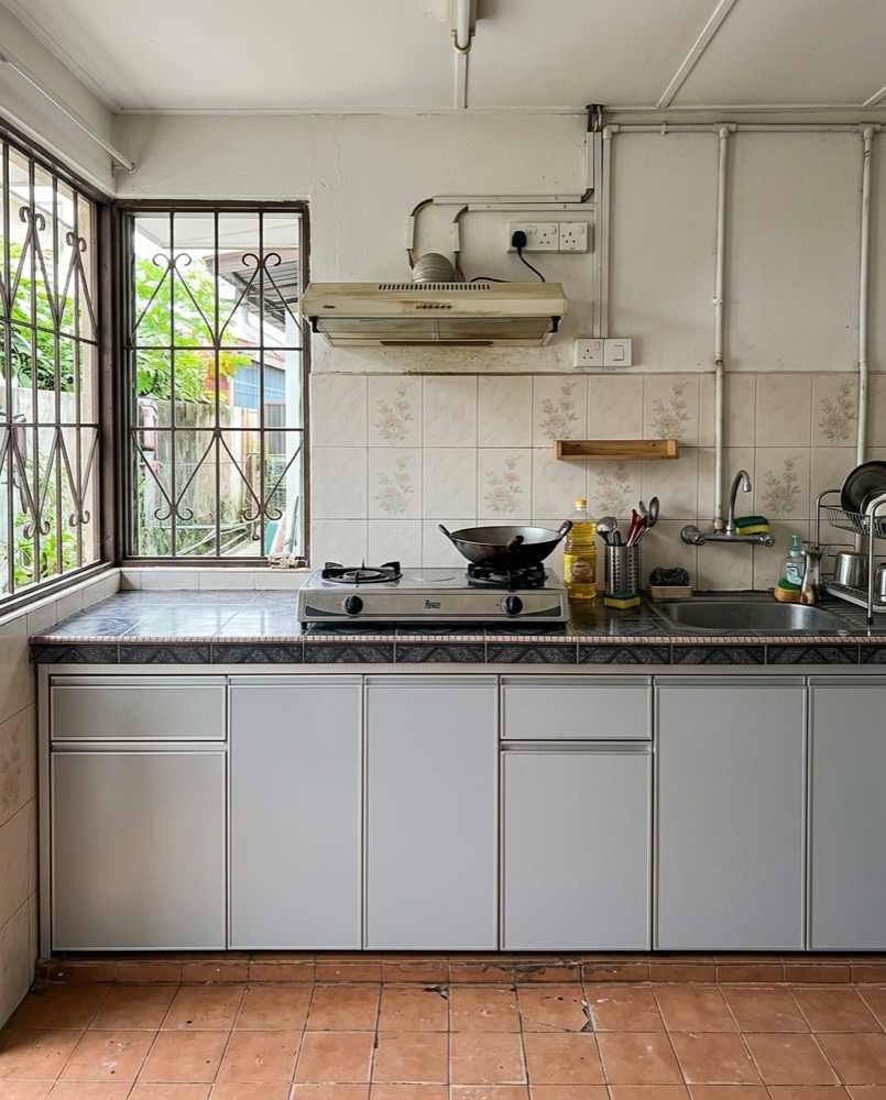 Kabinet aluminium kelabu bawah top konkrit rumah teres lama